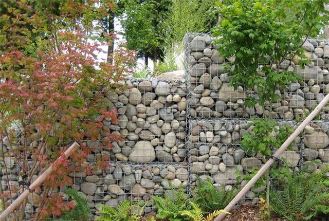 Забор из камня на дачном участке