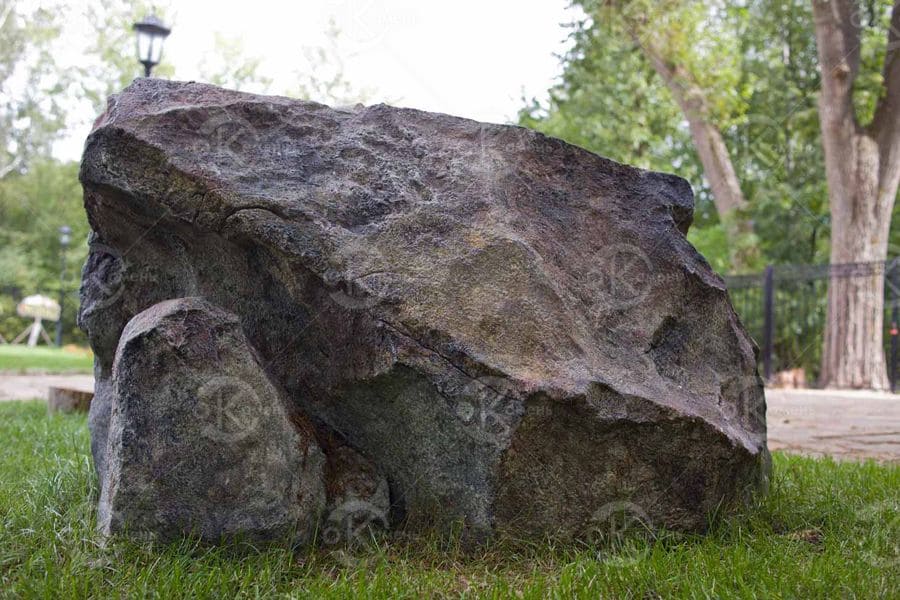 Гранитная глыба