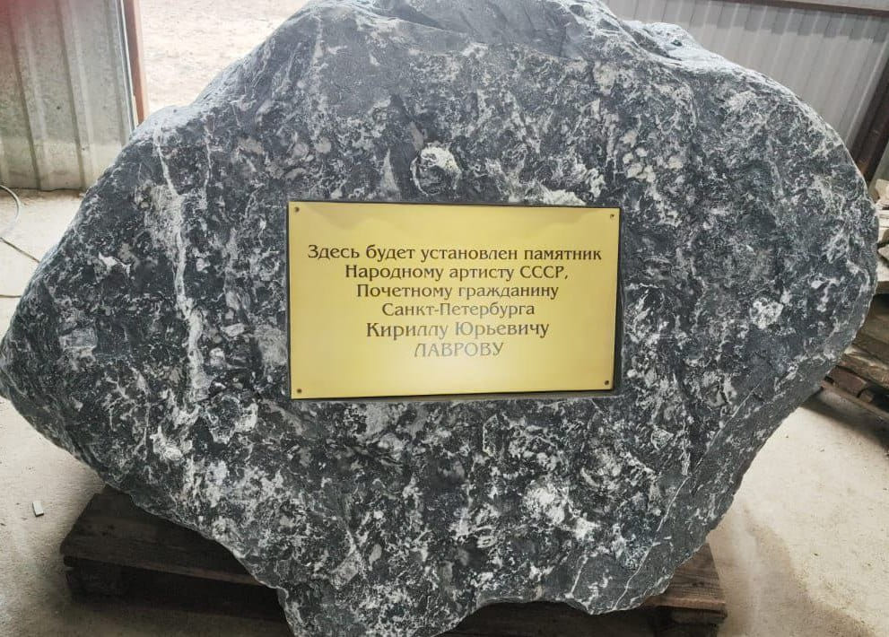 черный мрамор для памятника