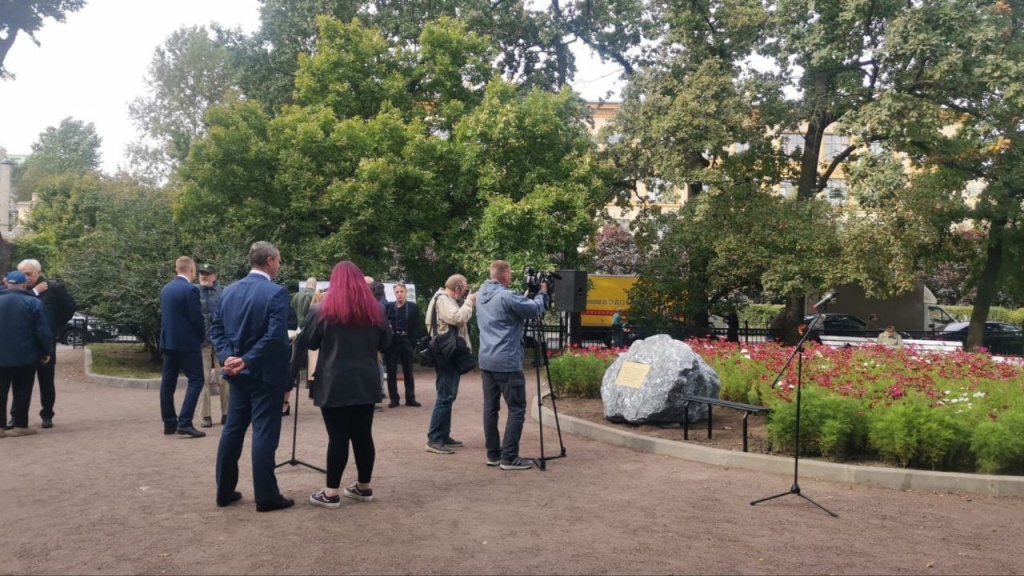 памятник народному артисту