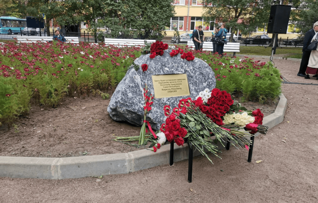 памятник из черного мрамора