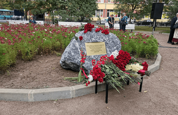 Памятник из черного мрамора: воплощение памяти о народном артисте