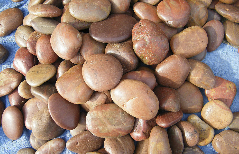 Галька красная